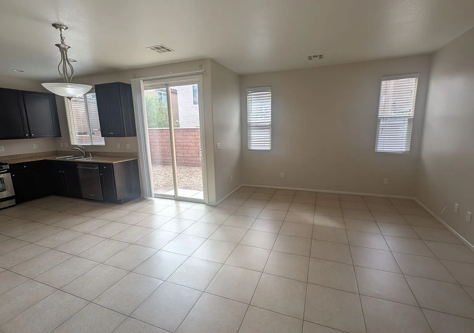 Brand new carpet and Fresh paint, SS appliances - SW 3bed house with 2 car garage, ready for imme... — Photo 4