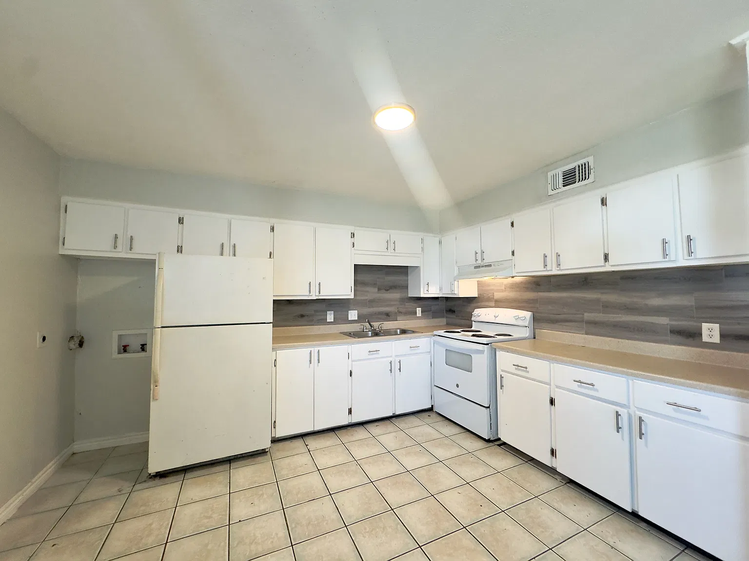 2 bed, 1.0 bath, 840 sqft, $790 — Photo 1
