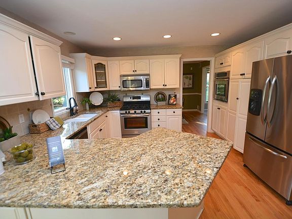 4th image of N57W33121 Cedar Bay Ct