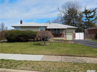 11 Evelyn Rd, Plainview, NY 11803