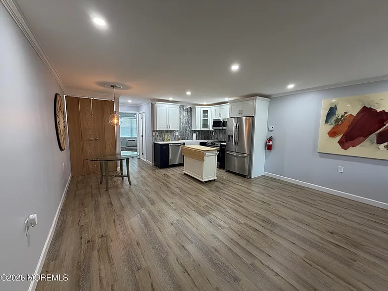 533 E Dartmoor Ct — Photo 1