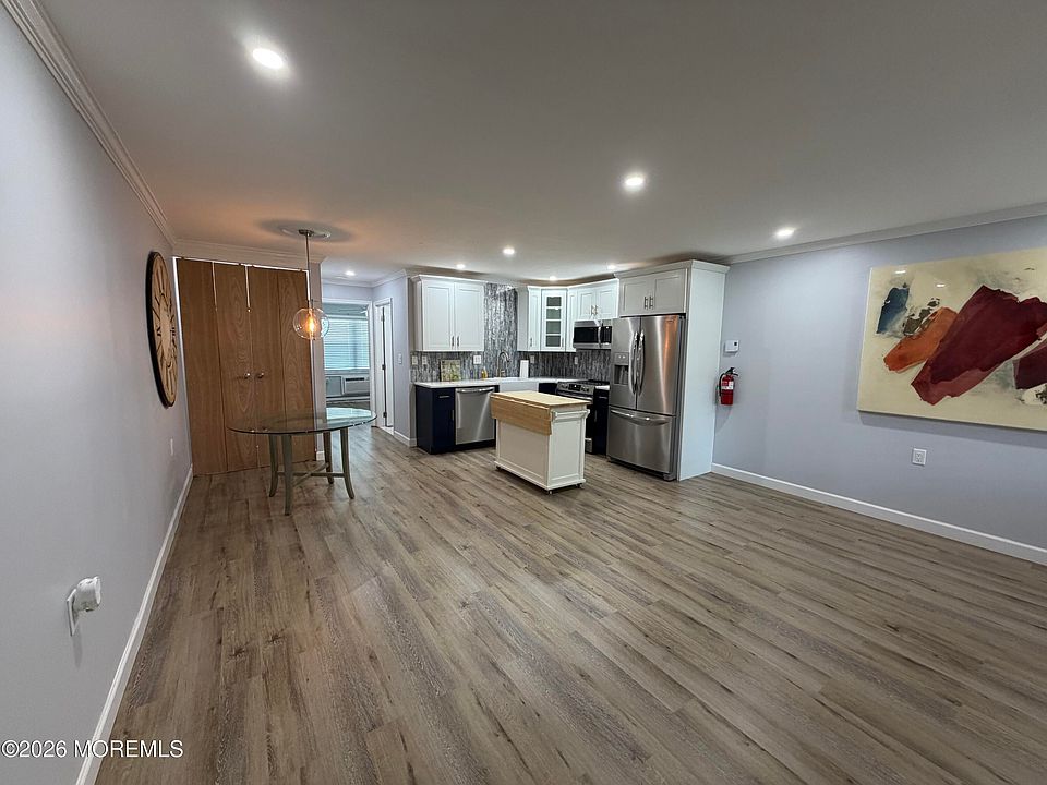 1st image of 533 E Dartmoor Ct