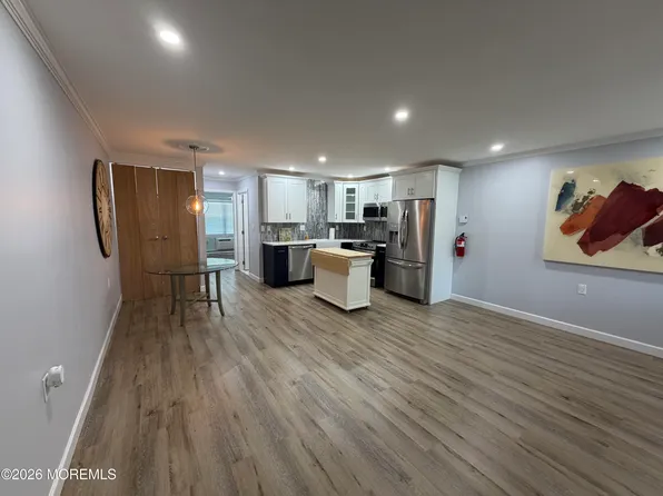 533 E Dartmoor Ct, Lakewood, NJ 08701
