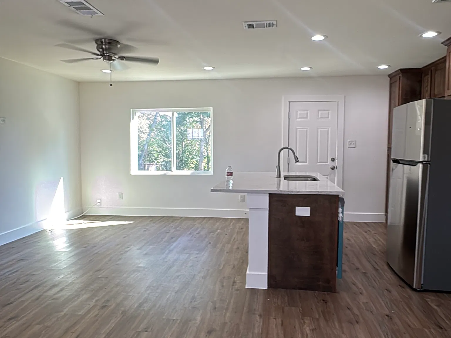 3 bed, 1200 sqft, $2,300 — Photo 3