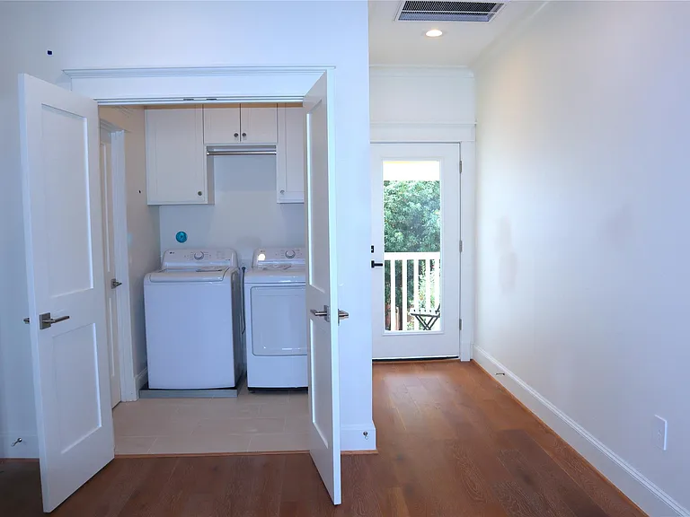 1836 Cortlandt St — Photo 6