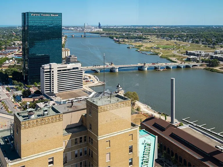 Tower on the Maumee and Ferrara Flats — Photo 14