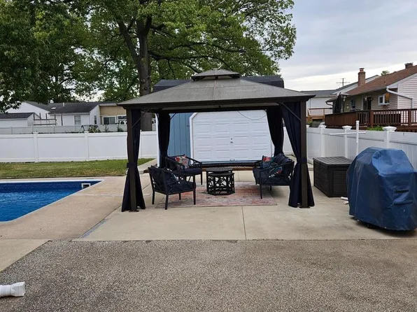 7947 Roxbury Dr, Glen Burnie, MD 21061