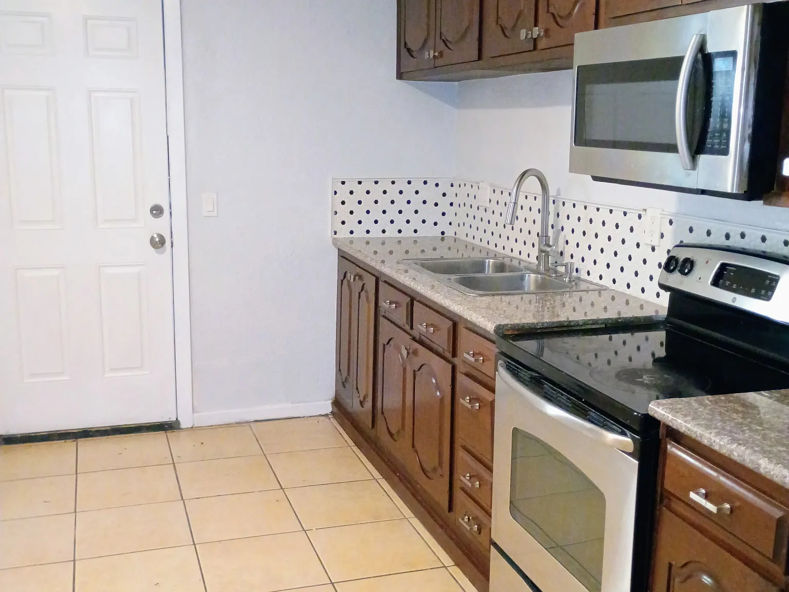 2 bed, 1.5 bath, 1050 sqft, $1,900 — Photo 3