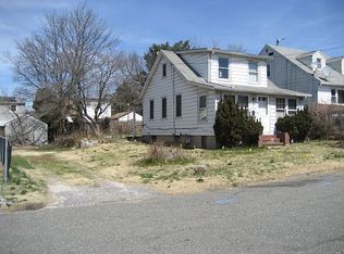 49 Russell St, Roslyn Heights, NY 11577
