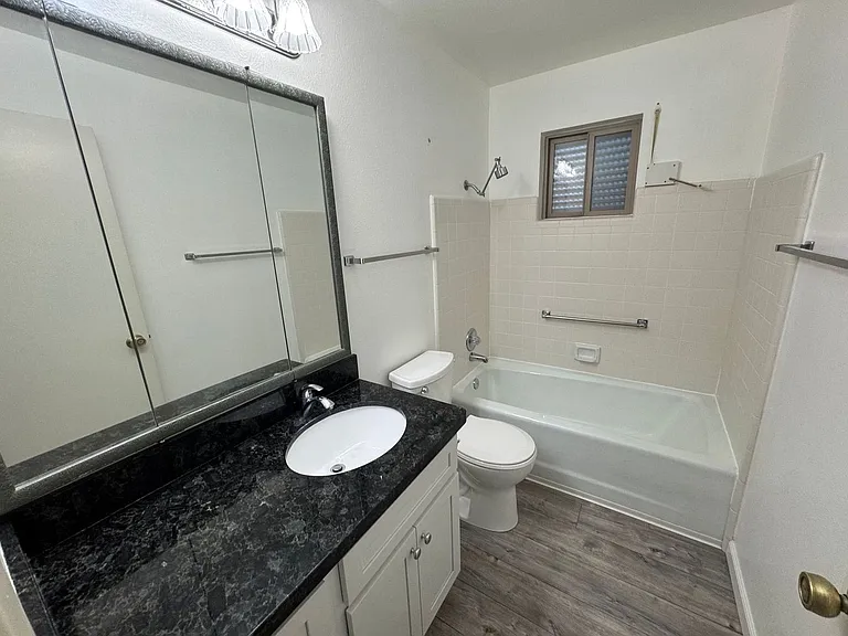 548 S Nassau — Photo 16