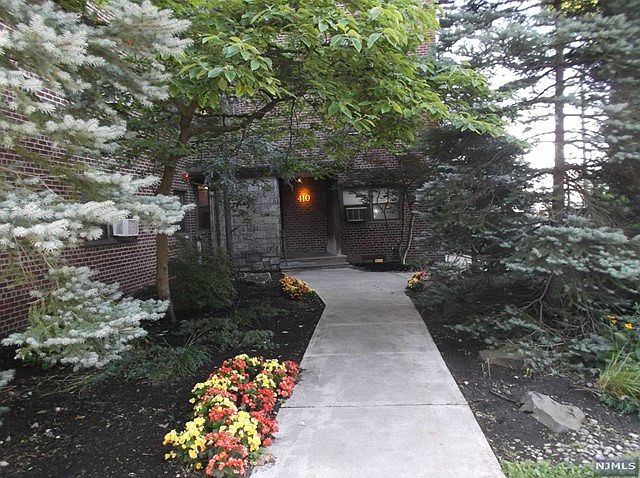 1st image of 410 Park Pl APT 2G