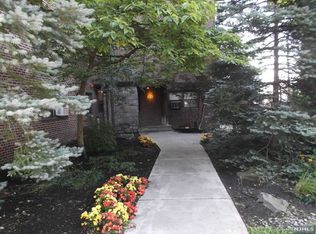 410 Park Pl APT 2G, Fort Lee, NJ 07024