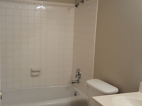 4th image of 721 W 101st Ter