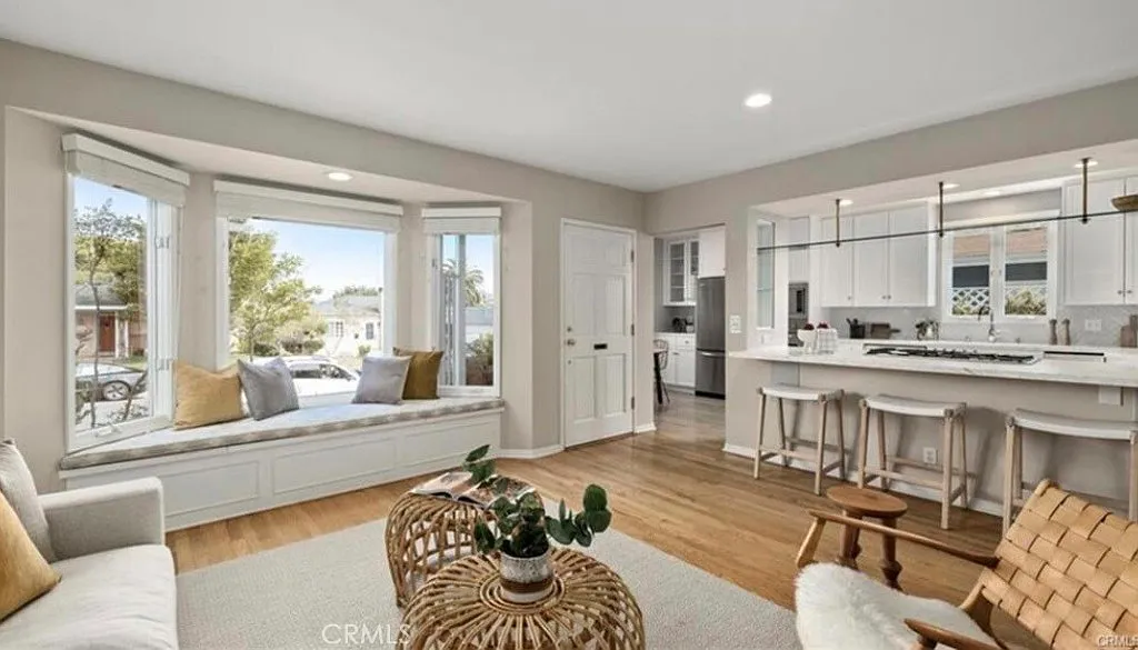 4 bed, 2475 sqft, $9,500 — Photo 2