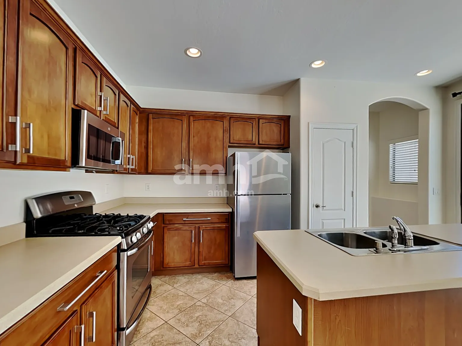 4 bed, 3.0 bath, 1895 sqft, $2,220 — Photo 3
