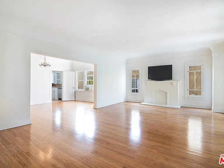 170 1/2 S Sycamore Ave — Photo 8