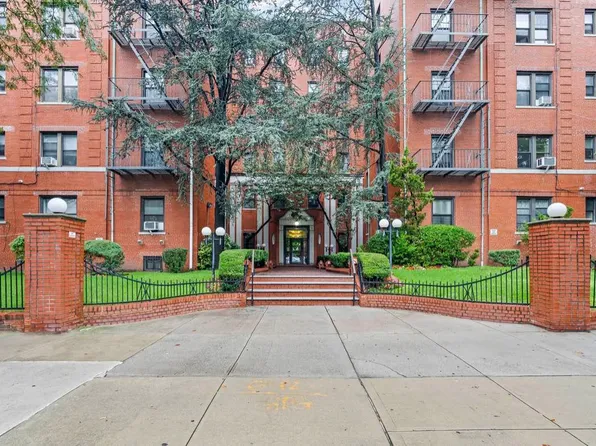 300 Ocean Parkway image 1 of 16