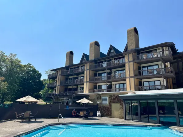 5620 Highlands Dr, Harbor Springs, MI 49740