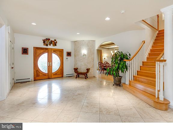 5th image of 12 Carriage House Ct