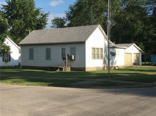 901 E 3rd St, Pana, IL 62557