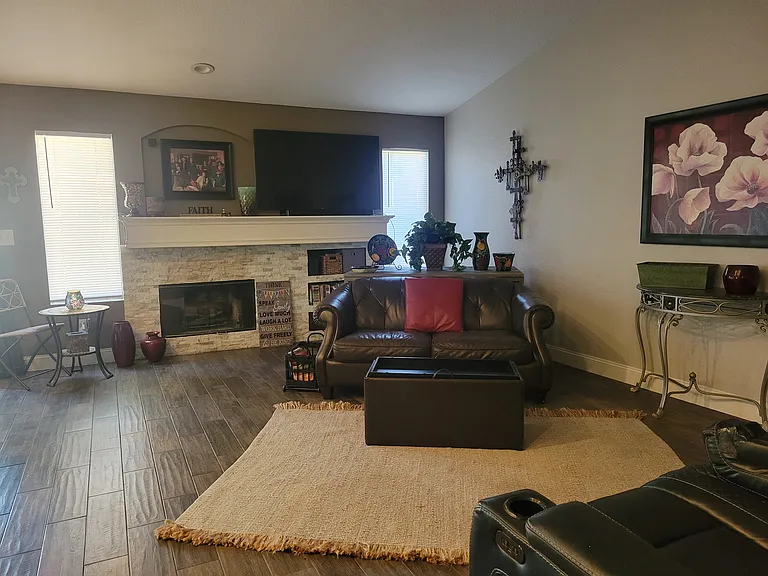 1624 Exeter Ct — Photo 9