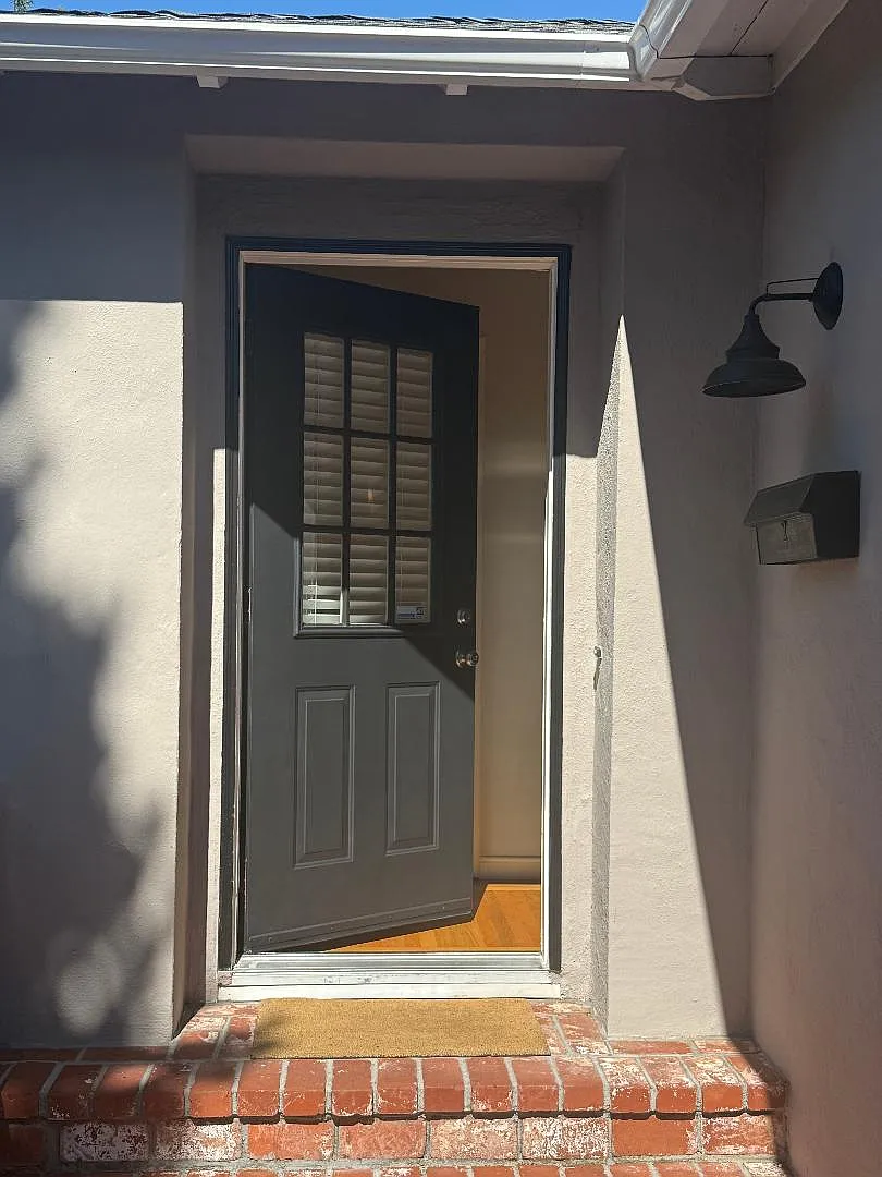 908 E Grant Pl — Photo 2