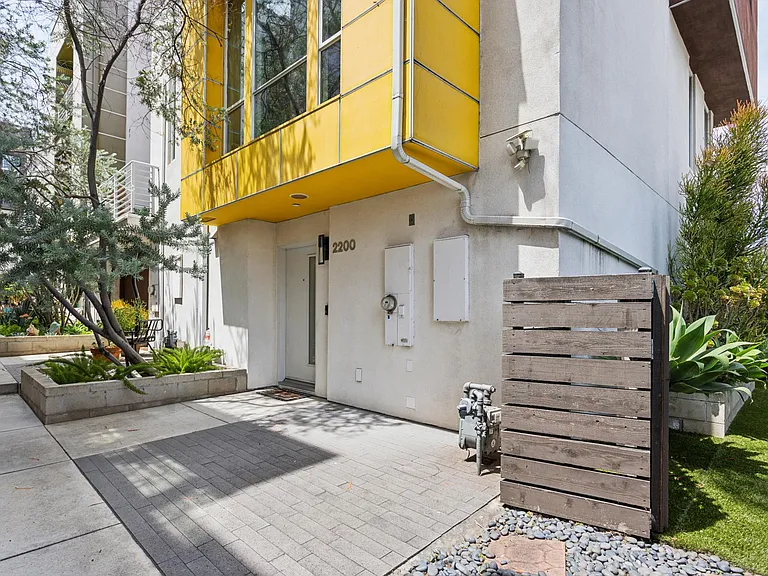 2200 Fox Ln — Photo 32
