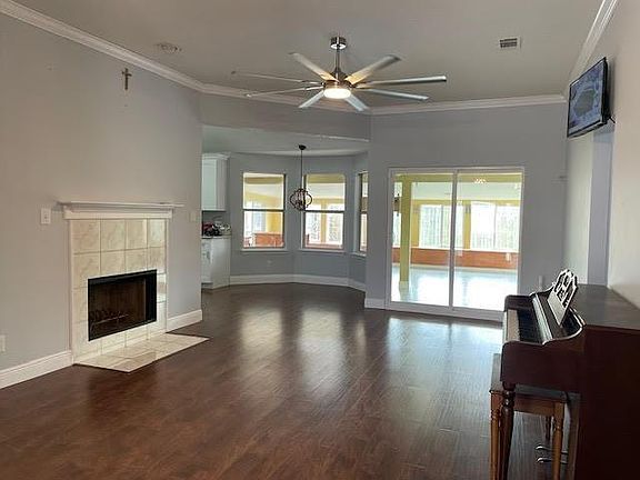 2nd image of 2433 Carrie Ln
