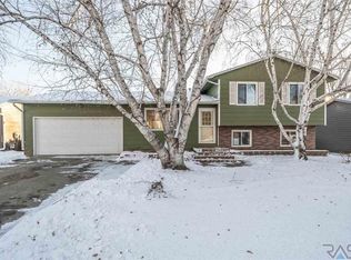 1904 S Devon Dr, Sioux Falls, SD 57106