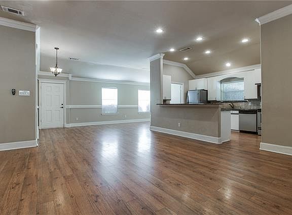 4th image of 501 Granada Dr
