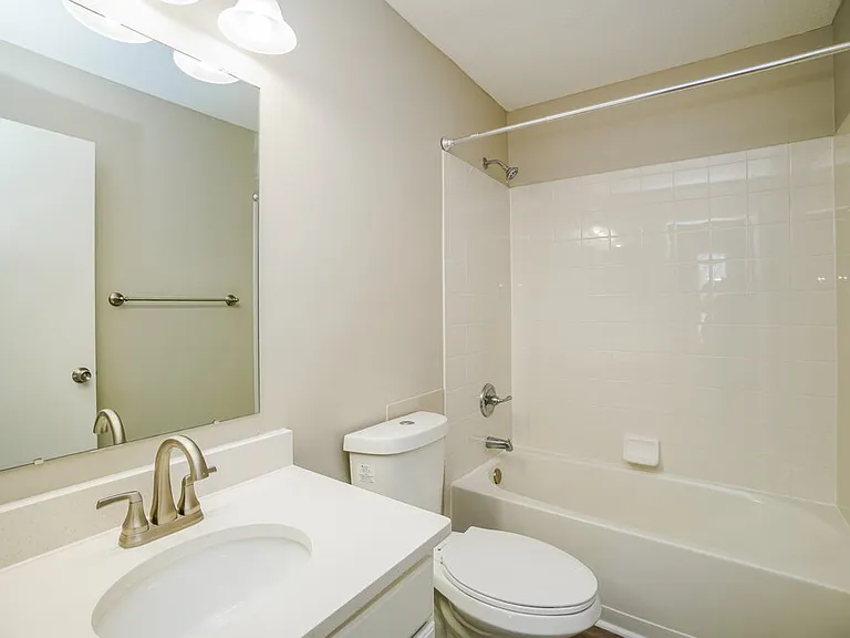 1041 Oxford Dr N — Photo 17