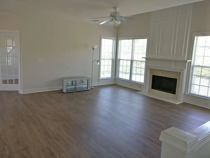 Family Room - 260 Henley Pl