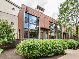 906 N Howe St, Chicago, IL 60610