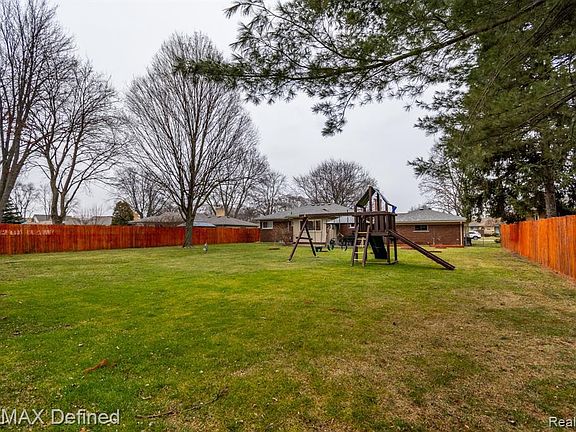 3rd image of 44757 Morang Dr