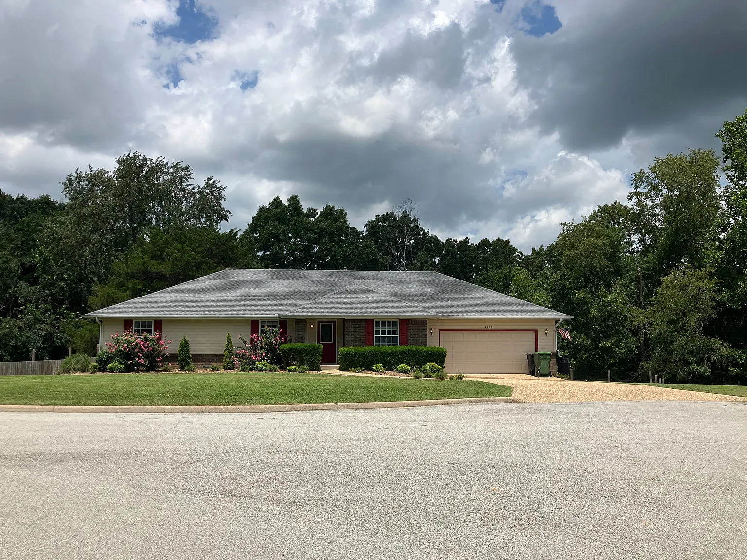 4 bed, 2.5 bath, 1836 sqft, $2,400 — Photo 2