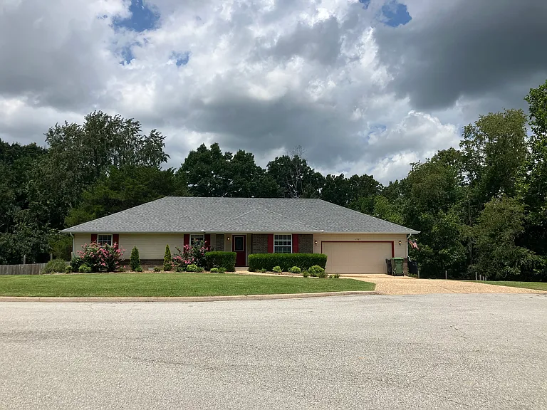 1503 Twin Lakes Dr — Photo 3
