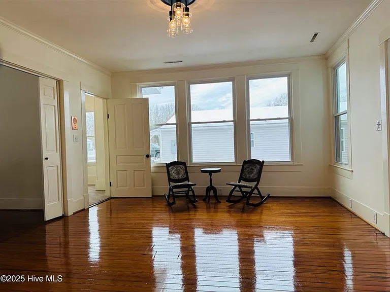 113 E North St — Photo 4
