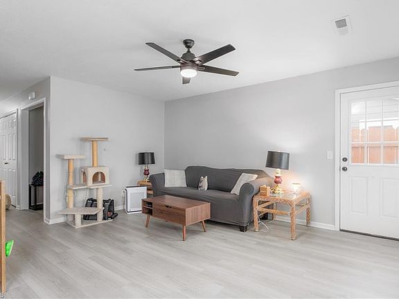 4th image of 723 Shelby Dr APT D