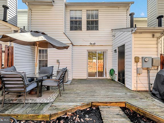 3rd image of 207 Kings Crest Dr