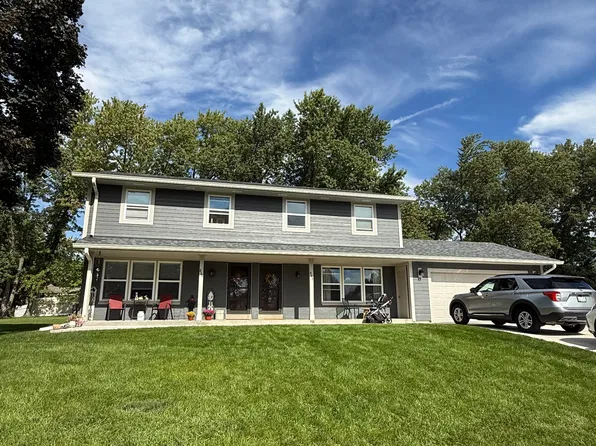 866 Hancock Ct, Oconomowoc, WI 53066