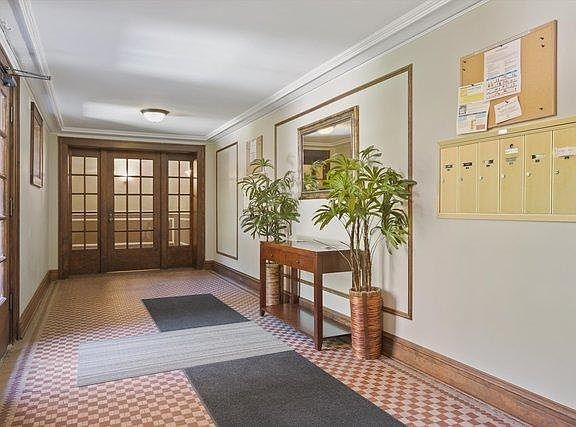 2nd image of 1427 W Elmdale Ave APT 1B