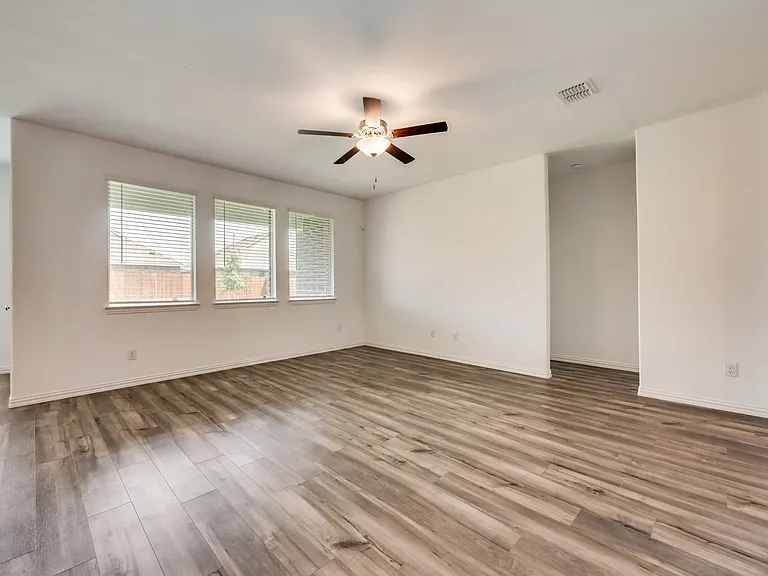 1833 Lake Grove Dr — Photo 7