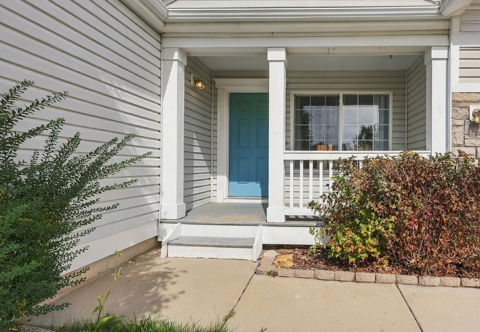 3 bed, 2.0 bath, 1152 sqft, $2,405 — Photo 3