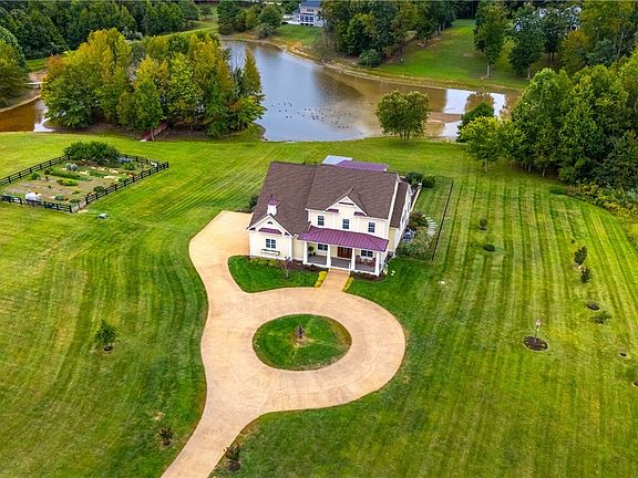 3rd image of 3405 Manor Oaks Dr