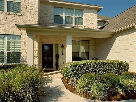 3rd image of 521 Fallen Oaks Dr