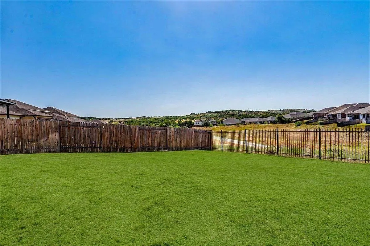 4 bed, 3.0 bath, 2045 sqft, $3,200 — Photo 4