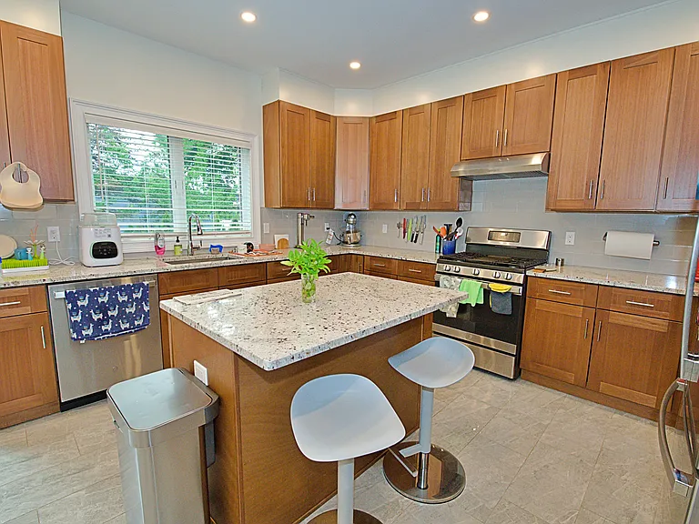2408 Hammett Ave — Photo 9