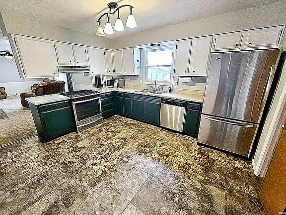 1001 Devon St — Photo 3