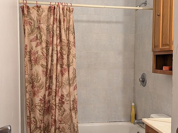 4th image of 418 Arnold Ave