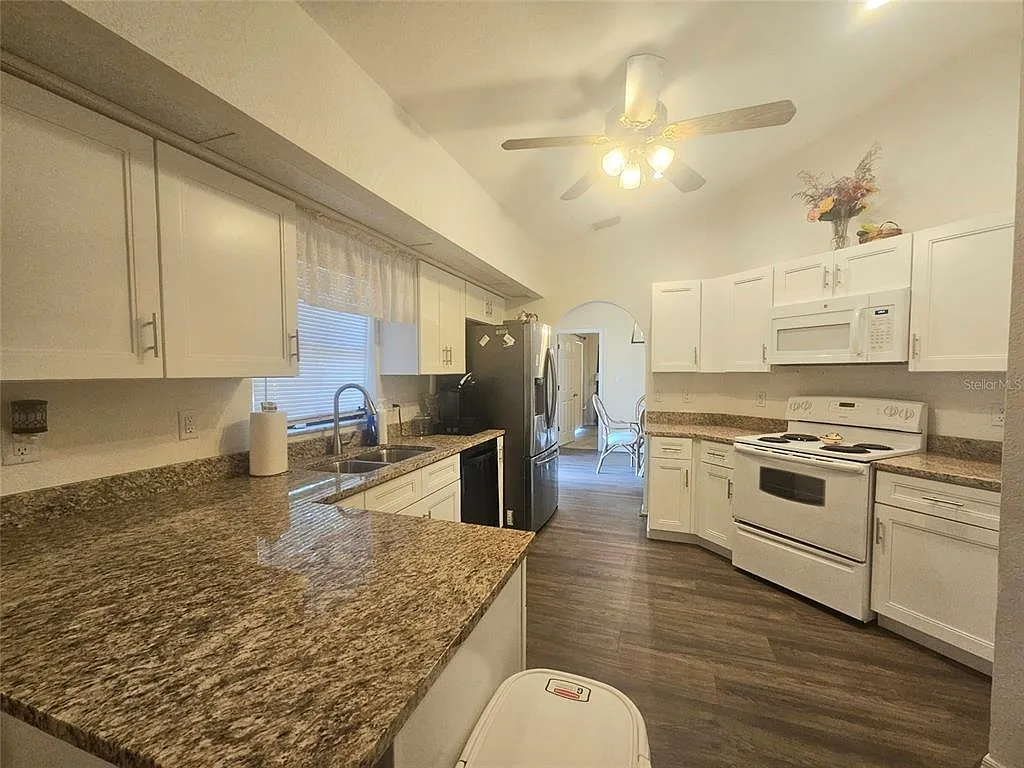 3 bed, 2.0 bath, 1558 sqft, $1,950 — Photo 3
